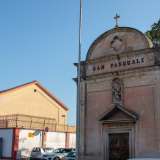 San Pasquale prende invece la denominazione dalla piccola chiesetta che si staglia su via Fanelli, tra la grandiosa Villa Anna e la �zona delle Casermette�. La cappella, del 1901, presenta il suo nome sia sul portone in ferro, sia nella parte superiore, a caratteri cubitali neri